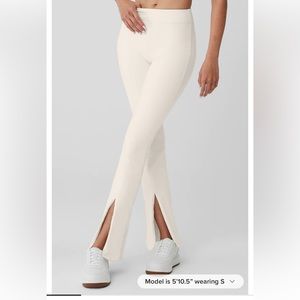Alo Airbrush High-Waist Flutter Legging in Ivory